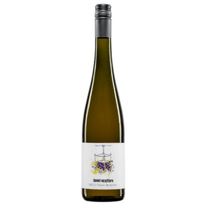Flasche Blanc de Noir vom Weingut Daniel Mattern mit fruchtigem, hellem Wein