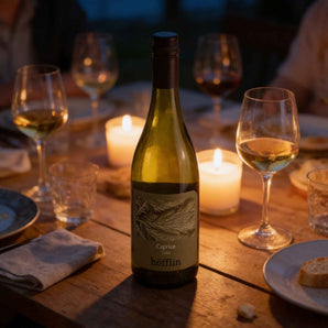Flasche Caprice Löss vom Weingut Höfflin aus Baden an einem gemütlichen Sommerabend