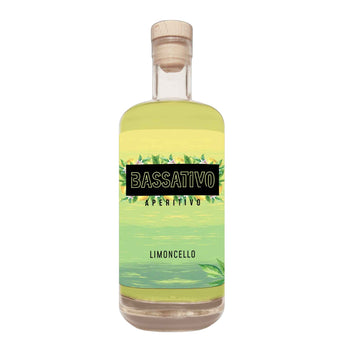 Große Flasche Limoncello von Spirits Lab Bavaria vor weißem Hintergrund