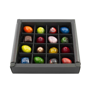 Mittlere Pralinenbox Ostern mit 10 bunt gemischten Pralinen und 6 Ostereiern