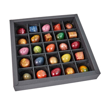 Handgemachte 25er Oster-Pralinenmischung in geöffneter Pralinenbox