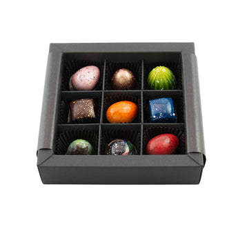 Kleine Pralinenbox Ostern mit 6 bunt gemischten Pralinen und 3 Ostereiern