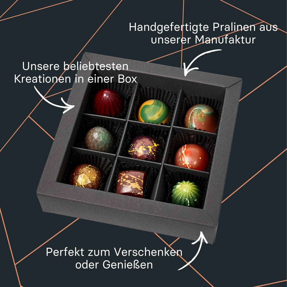 Bunte Pralinenbox mit verschiedenen handgemachten Pralinen in Zartbitter, Vollmilch und Weißer Schokolade