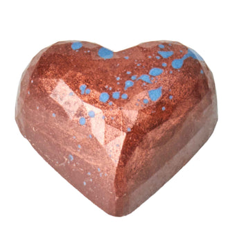 Handgemachten Herzpraline mit einer Blaubeere-Tonka Füllung