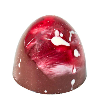Mandelnougat und gebrannte Mandeln in einer handgemachten Praline