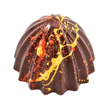 Gewürzorangenkaramell Praline mit dunkler Kuvertüre und cremiger Winterfüllung