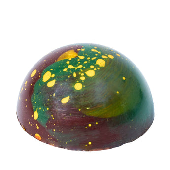 Handgemachte Praline mit selbst hergestelltem Kürbiskernnongat