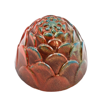 Handgemachte Praline mit einer besonderen Mandarine-Fichte Füllung