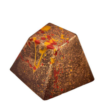 Sanddorn-Karamell-Cookie-Praline mit Zartbitterhülle und cremiger Füllung