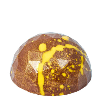 Handgemachte Praline mit einer exotischen Füllung - Senf süß-scharf