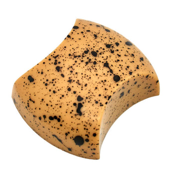 Praline mit karamellisierter weißer Schokolade, Vanillefüllung & Keks-Schicht