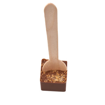 Holzlöffel mit Vollmilch Schokolade und Karamellstückchen für Trinkschokolade