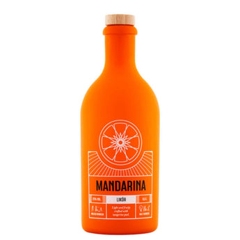 Flasche Mandarina Likör von der Brennerei Henrich auf hellem Hintergrund
