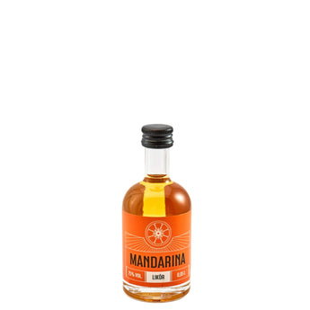 Flasche Mandarina Likör von der Brennerei Henrich auf hellem Hintergrund