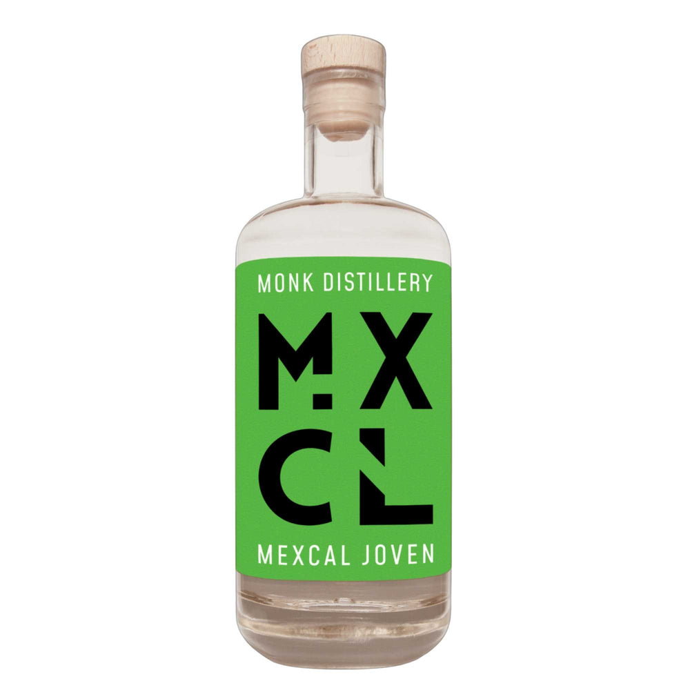 Große Flasche MXCL Mexcal Joven von Spirits Lab Bavaria vor weißem Hintergrund