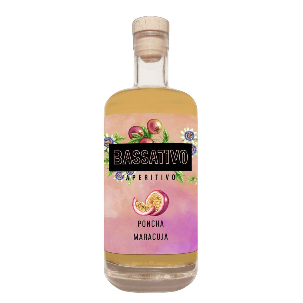 Große Flasche Poncha Maracuja von Spirits Lab Bavaria vor weißem Hintergrund
