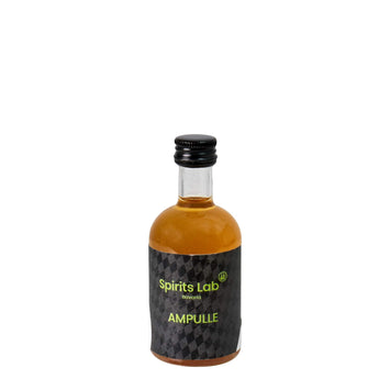 Kleine Flasche Poncha Maracuja von Spirits Lab Bavaria vor weißem Hintergrund