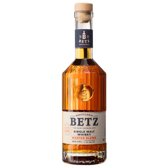 Betz Single Malt Whisky Master Blend - bernsteinfarbener Whisky in hoher Flasche und elegantem Etikett.