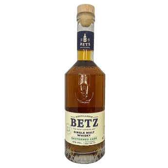 Betz Single Malt Whisky Sauternes Cask - kräftige Farbe in hoher Whiskyflasche.