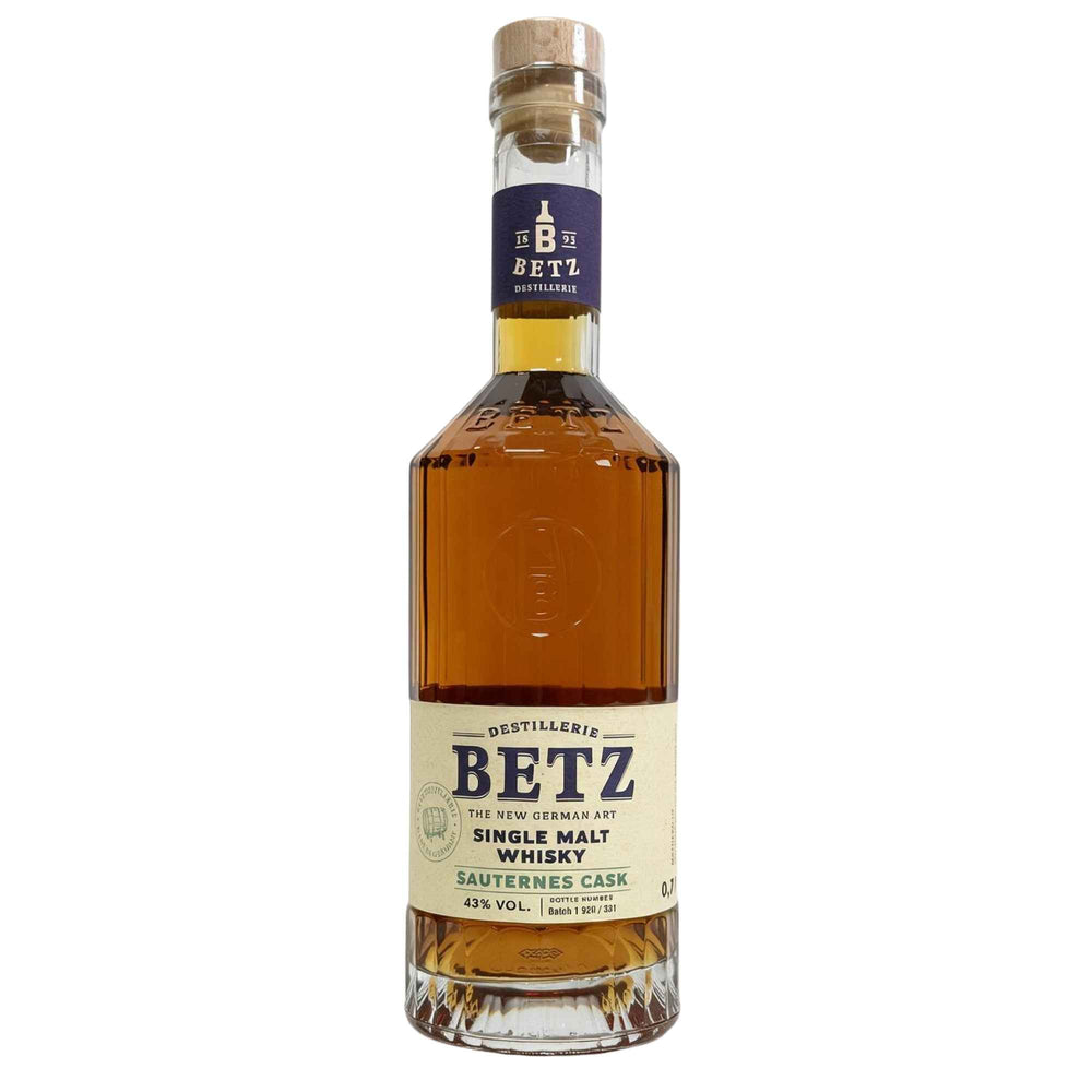 Betz Single Malt Whisky Sauternes Cask - kräftige Farbe in hoher Whiskyflasche.