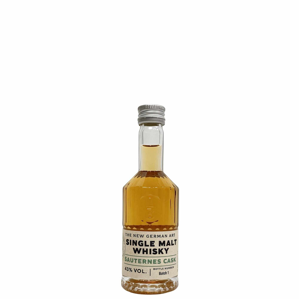 Betz Single Malt Whisky Sauternes Cask - kräftige Farbe in kleiner Whiskyflasche.
