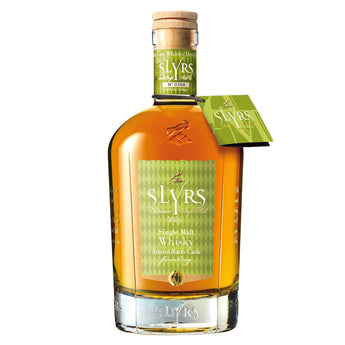 SLYRS Whisky mit Amontillado Cask Finish in goldgelbem Farbton in stilvoller Flasche