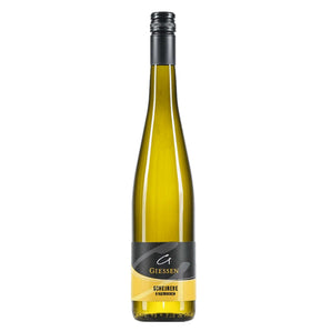Halbtrockene Scheurebe vom Weingut Gießen mit exotischer Frucht und floralen Noten