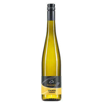 Halbtrockene Scheurebe vom Weingut Gießen mit exotischer Frucht und floralen Noten