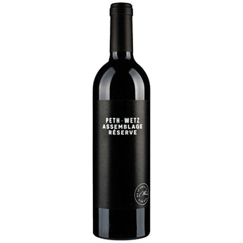 Rotweinflasche „Assemblage Réserve“ vom Weingut Peth-Wetz mit elegantem Etikett vor neutralem Hintergrund