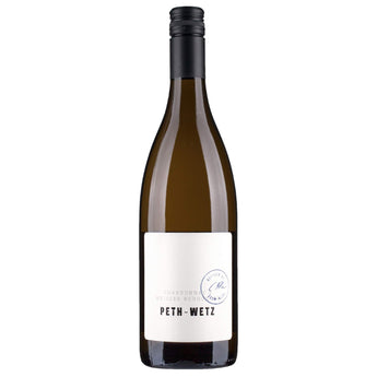 Chardonnay & Weißburgunder vom Weingut Peth-Wetz in stilvoller Flasche, mit hellem Etikett