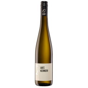 Flasche Kerner Weißwein vom Weingut Quint vor hellem Hintergrund