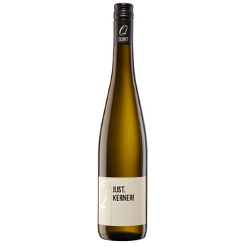 Flasche Kerner Weißwein vom Weingut Quint vor hellem Hintergrund