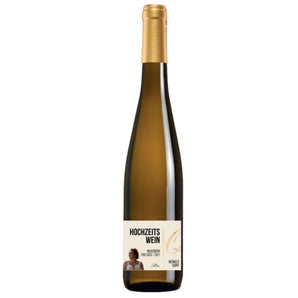 Weißwein vom Weingut Quint, goldgelb leuchtend, mit Tropenfruchtaromen
