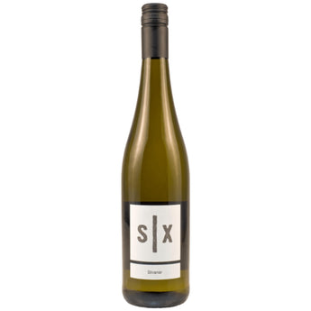 Flasche Silvaner Kabinett vom Weingut Six aus Franken mit hellem Wein im Glas