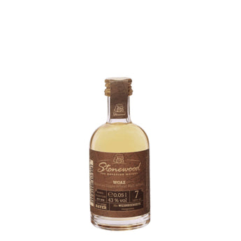 Woaz Single Malt Whisky von Stonewood mit goldener Farbe