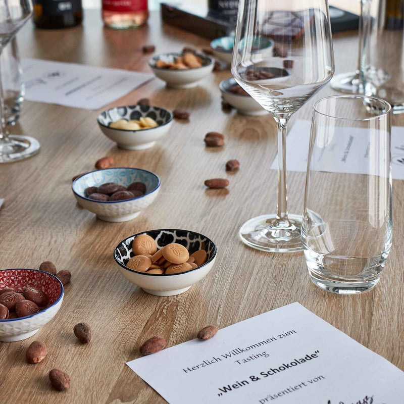 gedeckter Tisch für ein Wein & Schokoladen Tasting