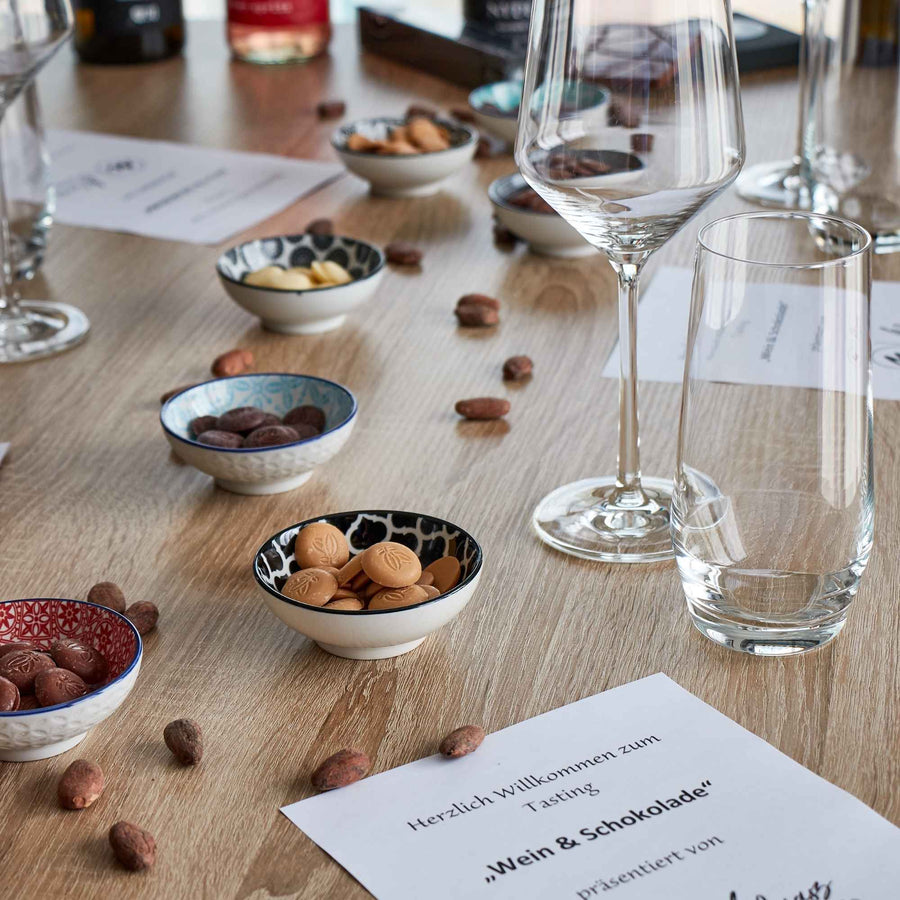 gedeckter Tisch für ein Wein & Schokoladen Tasting