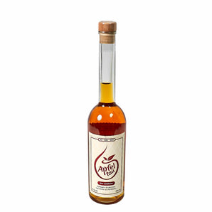 Flasche Apfeltau Lieblich mit goldgelber Farbe und elegantem Etikett
