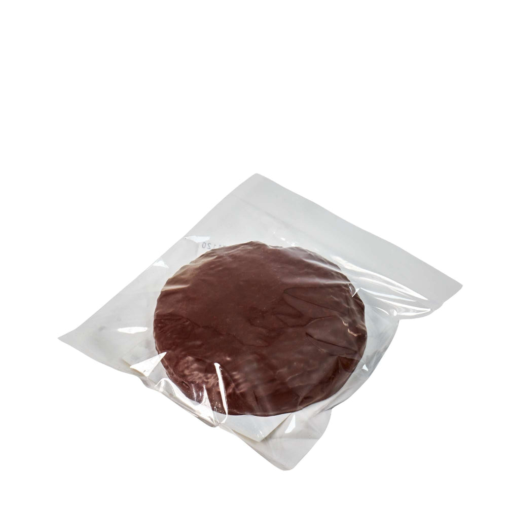 Einzelner Elisen-Lebkuchen von Dornauers Lebküchnerei, überzogen mit dunkler Schokolade, saftig und nussig.