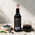 Flasche mit Haskap-Direktsaft aus Bio-Beeren, naturtrüb und tiefrot