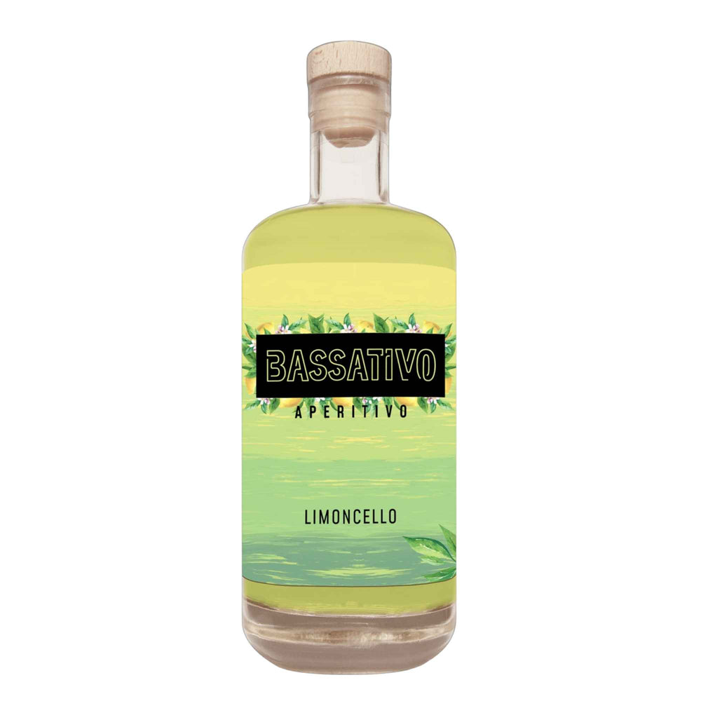 Große Flasche Limoncello von Spirits Lab Bavaria vor weißem Hintergrund