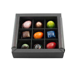 Kleine Pralinenbox Ostern mit 6 bunt gemischten Pralinen und 3 Ostereiern