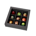 Bunte Pralinenbox mit verschiedenen handgemachten Pralinen in Zartbitter, Vollmilch und Weißer Schokolade