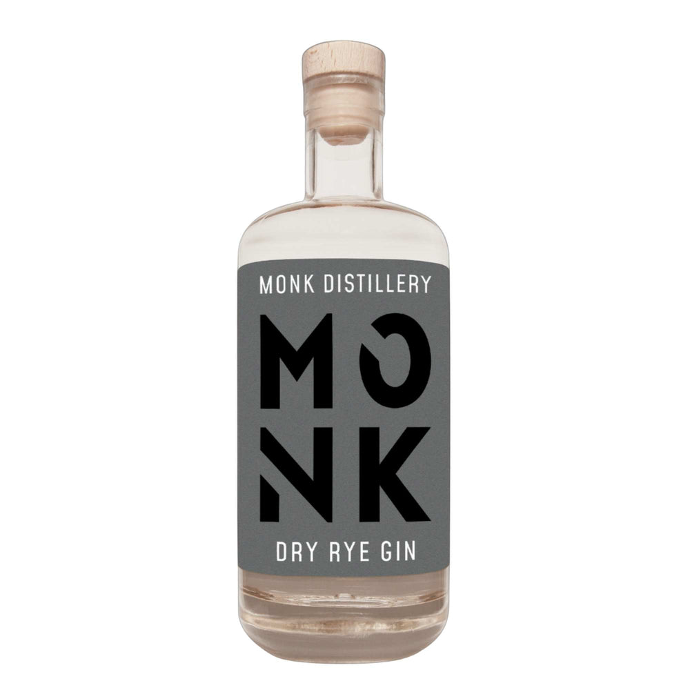 Große Flasche MONK Gin von Spirits Lab Bavaria vor weißem Hintergrund