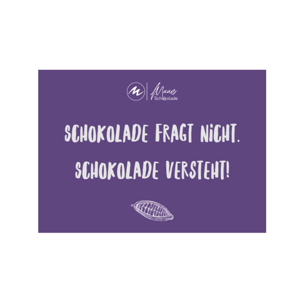 Postkarte mit dem Spruch „Schokolade fragt nicht. Schokolade versteht!“