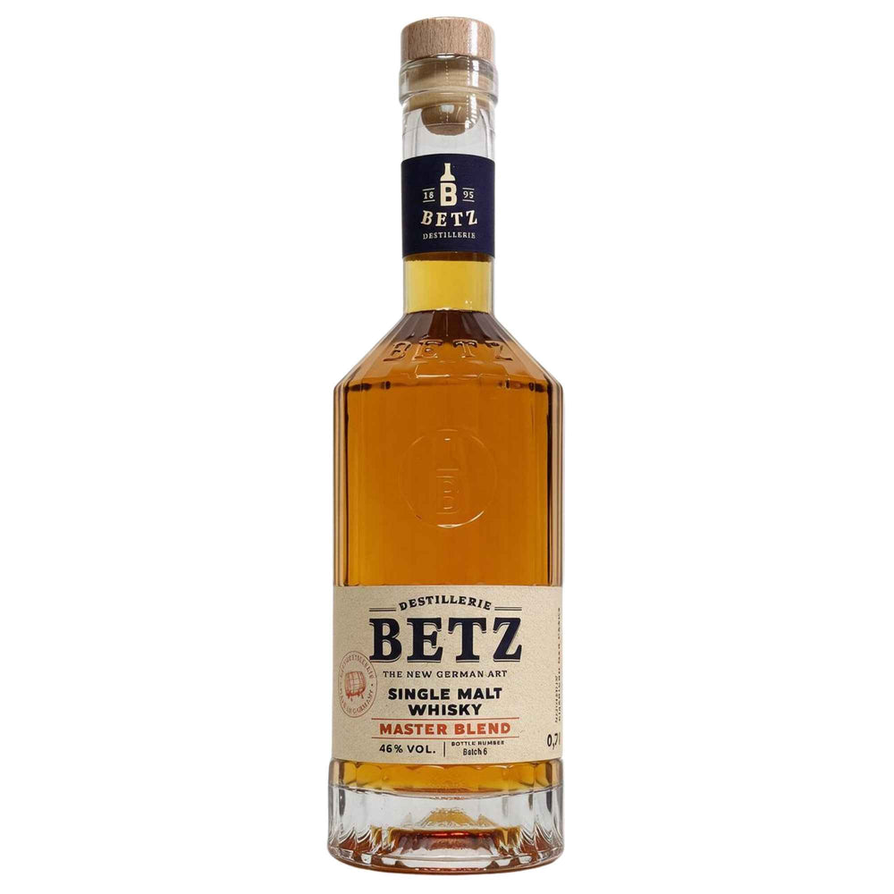 Betz Single Malt Whisky Master Blend - bernsteinfarbener Whisky in hoher Flasche und elegantem Etikett.