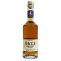 Betz Single Malt Whisky Sauternes Cask - kräftige Farbe in hoher Whiskyflasche.
