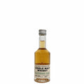 Betz Single Malt Whisky Sauternes Cask - kräftige Farbe in kleiner Whiskyflasche.
