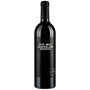 Rotweinflasche „Assemblage Réserve“ vom Weingut Peth-Wetz mit elegantem Etikett vor neutralem Hintergrund
