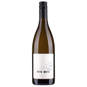 Chardonnay & Weißburgunder vom Weingut Peth-Wetz in stilvoller Flasche, mit hellem Etikett